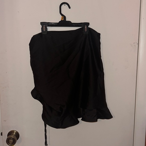 Black Asymmetrical Drawstring skirt - Picture 2 of 3